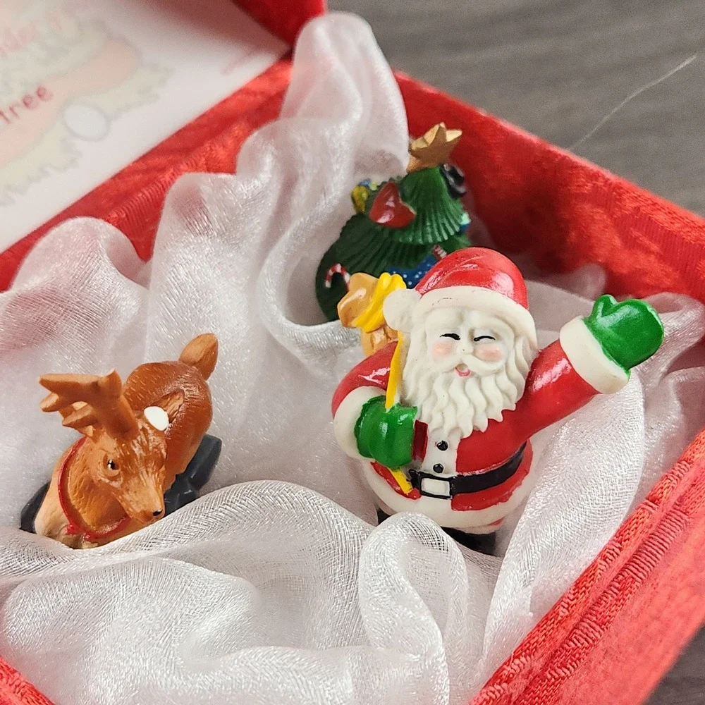 Christmas Music Box‎ Red Brocade Santa Reindeer Here Comes Santa Claus